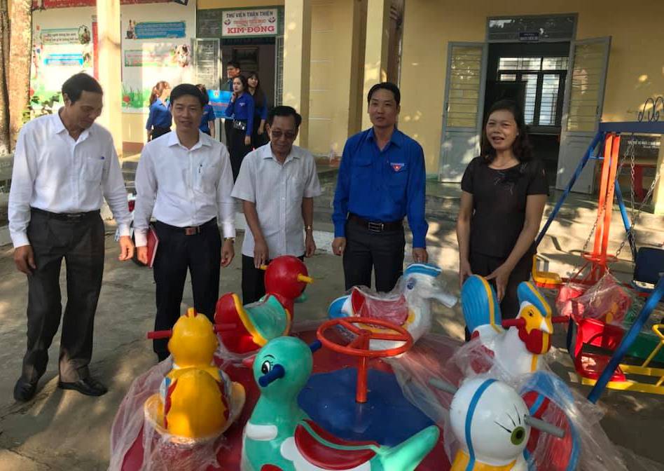 Các đại biểu thăm công trình măng non Khu vui chơi cho thiếu nhi tại Trường tiểu học Kim Đồng