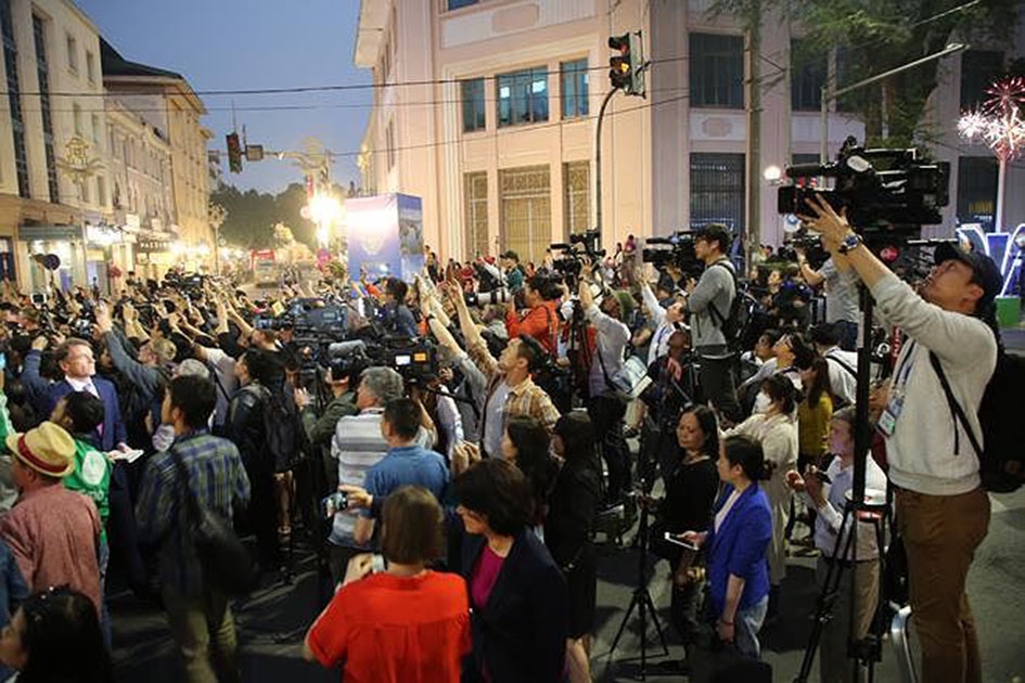 Hàng nghìn phóng viên báo chí tác nghiệp trên đường phố Hà Nội trong những ngày diễn ra Hội nghị Thượng đỉnh Mỹ - Triều lần 2.  Ảnh: tienphong.vn 