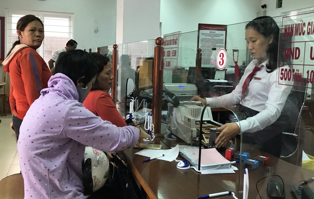 Khách hàng giao dịch tại Ngân hàng NN-PTNT Chi nhánh huyện Krông Pắc