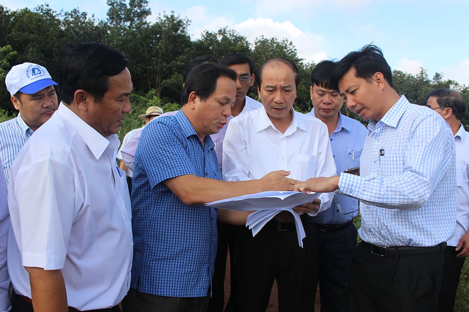 Chủ tịch UBND tỉnh Phạm Ngọc Nghị cùng lãnh đạo các sở, ngành và huyện Cư M'gar thị sát địa điểm xây dựng Khu công nghiệp Phú Xuân. 