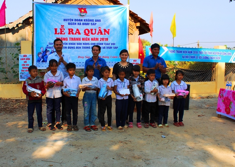 Đoàn xã Dray Sáp tặng quà cho các em học sinh nghèo vượt khó
