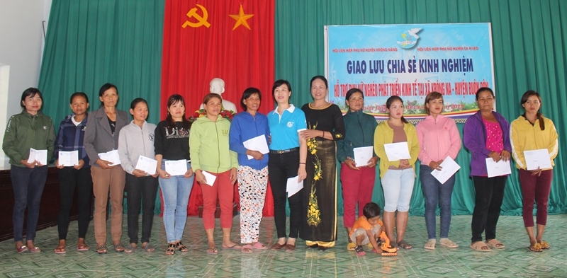 Đại diện Hội LHPN huyện Ea H'leo và Krông Năng trao vốn sinh kế cho hội viên phụ nữ nghèo làm chủ hộ của xã Krông Na (huyện Buôn Đôn)