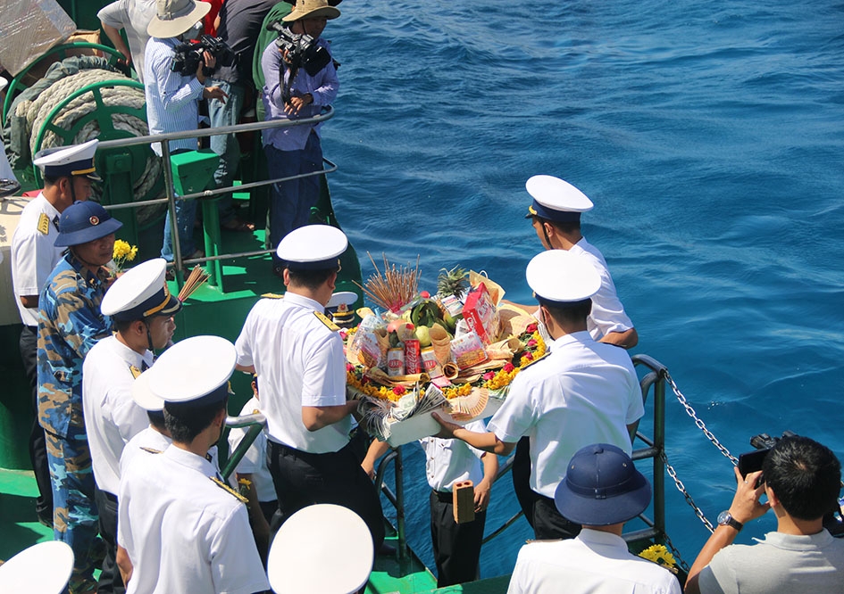 Những người lính hải quân và phóng viên nhà báo thả vòng hoa trên biển tưởng nhớ các Anh hùng liệt sỹ.
