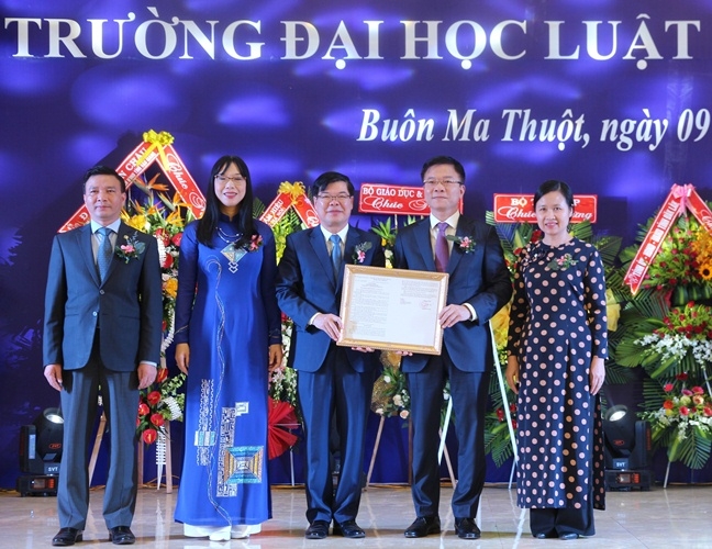 Ủy viên Trung ương Đảng, Bộ trưởng Bộ Tư pháp Lê Thành Long (thứ 2 từ phải sang) trao quyết định thành lập Phân hiệu Trường Đại học Luật Hà Nội tại tỉnh Đắk Lắk.