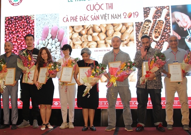 Các giám khảo Cuộc thi Cà phê đặc sản Việt Nam 2019 nhận hoa lưu niệm từ Ban tổ chức