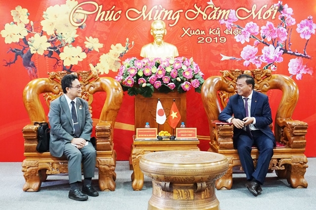 Bí thư Tỉnh ủy Êban Y Phu trao đổi cùng ông Junichi Kawaue – Tổng Lãnh sự Nhật Bản tại thành phố Hồ Chí Minh.