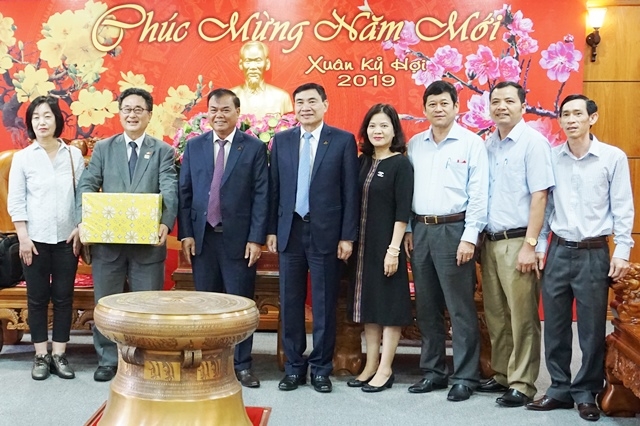 Đoàn Tổng Lãnh sự Nhật Bản tại thành phố Hồ Chí Minh chụp hình lưu niệm cùng lãnh đạo Tỉnh ủy. 