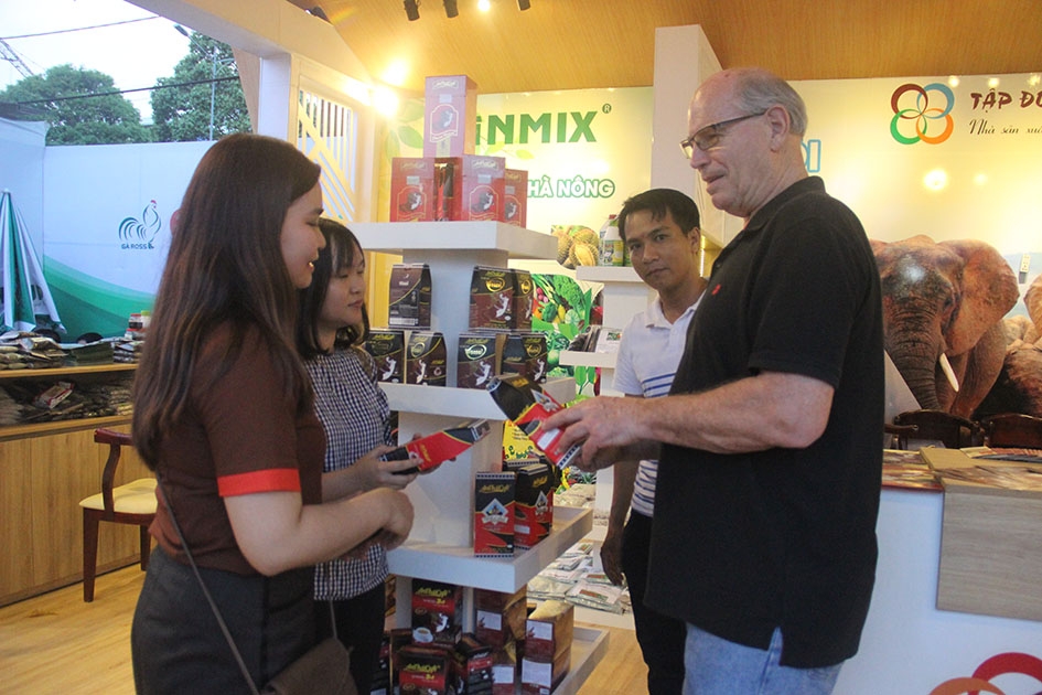 Du khách nước ngoài tham quan, tìm hiểu sản phẩm tại gian hàng của Công ty Cà phê An Thái. 