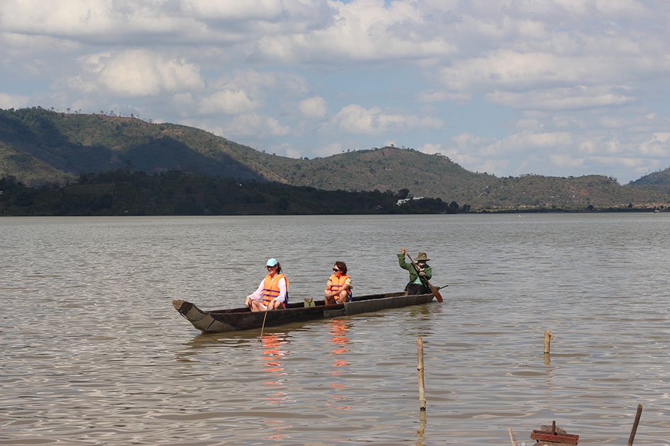 Du khách trải nghiệm Hồ Lắk bằng thuyền độc mộc.