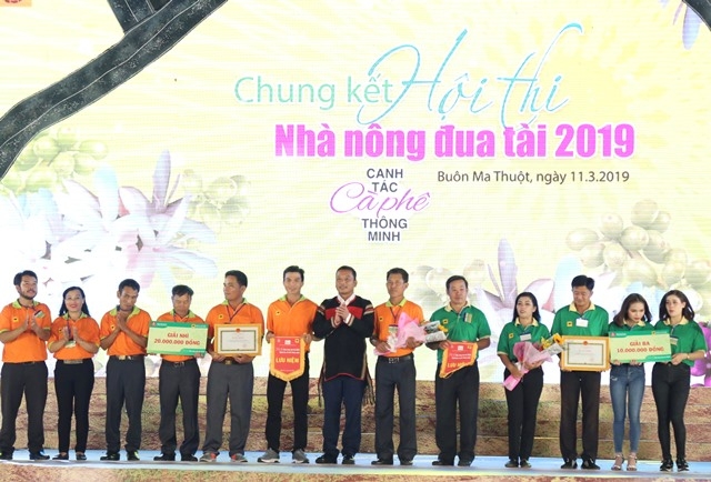 Phó Chủ tịch UBND tỉnh Y Giang Gry Niê Knơng trao giải cho đội thi đạt giải tại Hội thi