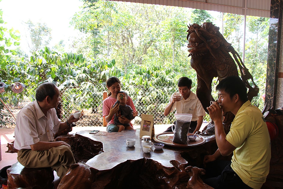 Cà phê là thức uống được gia đình anh Lê Anh Thắng (thôn Thanh Cao, xã Ea Tân, huyện Krông Năng) dùng để đón tiếp khi có khách đến thăm nhà.