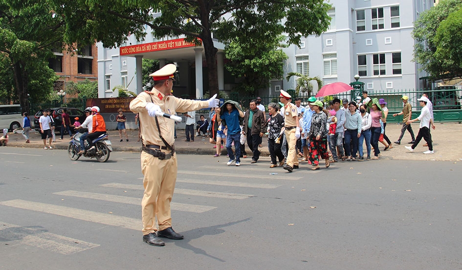 Cán bộ, chiến sĩ CSGT điều tiết, hướng dẫn giao thông trên đường Nguyễn Tất Thành.