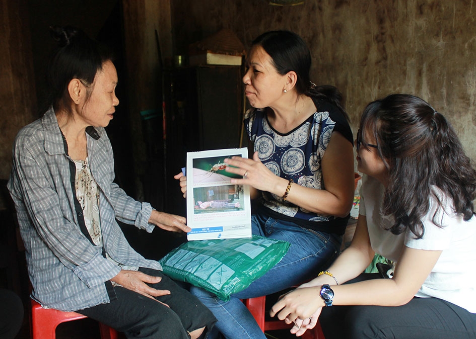 Cán bộ Trạm Y tế xã Cư Huê (huyện Ea Kar) tuyên truyền cho người dân về các biện pháp phòng chống sốt rét.
