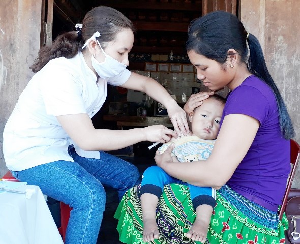 Tiêm vắc xin phòng bệnh sởi cho trẻ em tại xã Cư Pui.