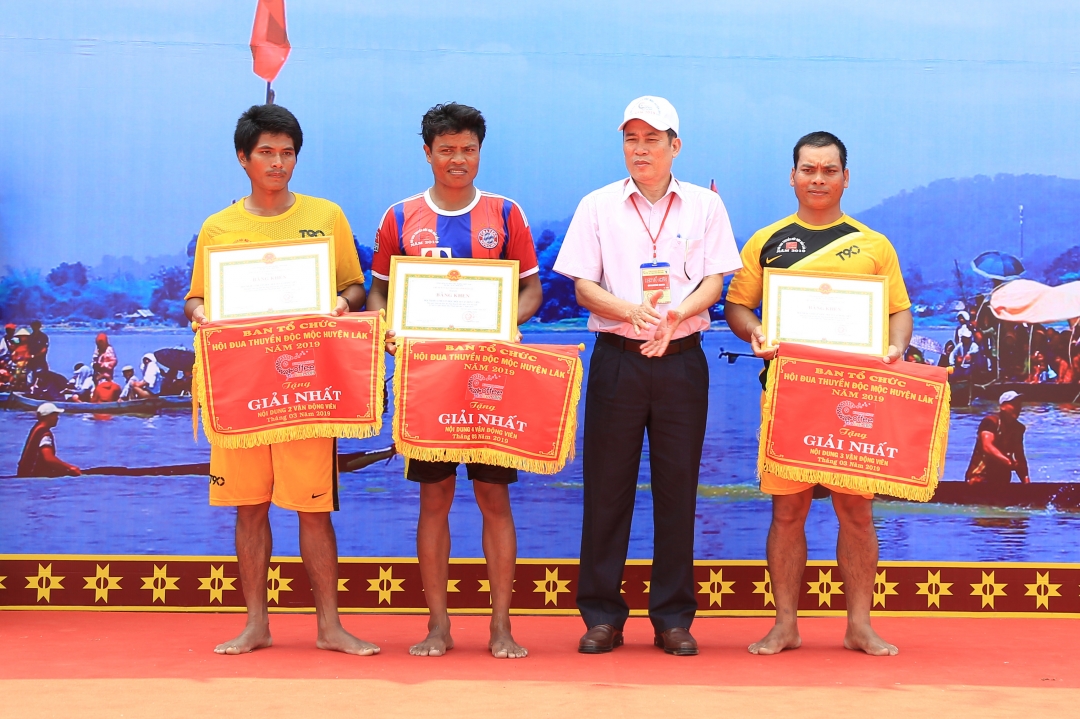 Phó Chủ tịch UBND tỉnh Võ Văn Cảnh trao giải cho các đội đua đạt thành tích cao.