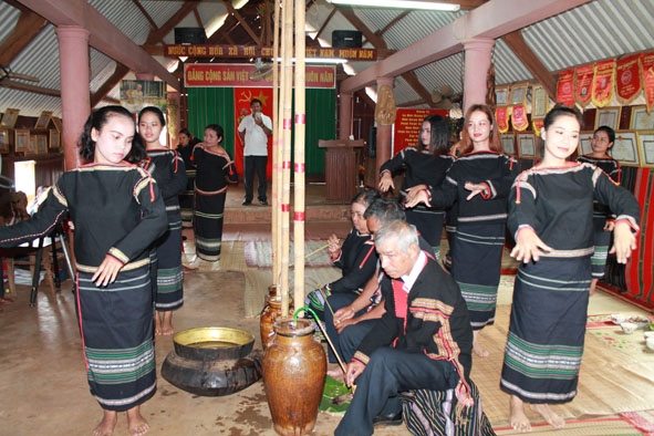 Đoàn viên thanh niên buôn Tơng Ju (xã Ea Kao, TP. Buôn Ma Thuột) biểu diễn điệu múa truyền thống trong hoạt động phục dựng Lễ kết nghĩa anh em của buôn.  Ảnh: T.Hồng