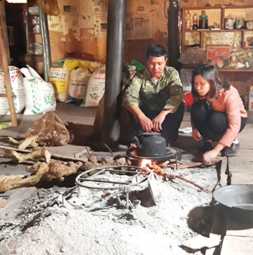 Bếp lửa được đặt trong nhà sàn của người dân ở làng Quảng Hòa.