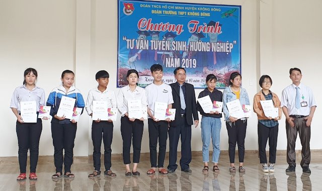Đại diện Trường Đại học Duy Tân (Đà Nẵng) trao học bổng cho các em học sinh Trường THPT Krông Bông.