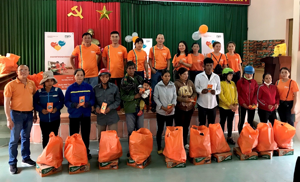 Người dân có hoàn cảnh khó khăn ở thị trấn Buôn Trấp (huyện Krông Ana, tỉnh Đắk Lắk) nhận quà từ Bảo hiểm nhân thọ FWD. 