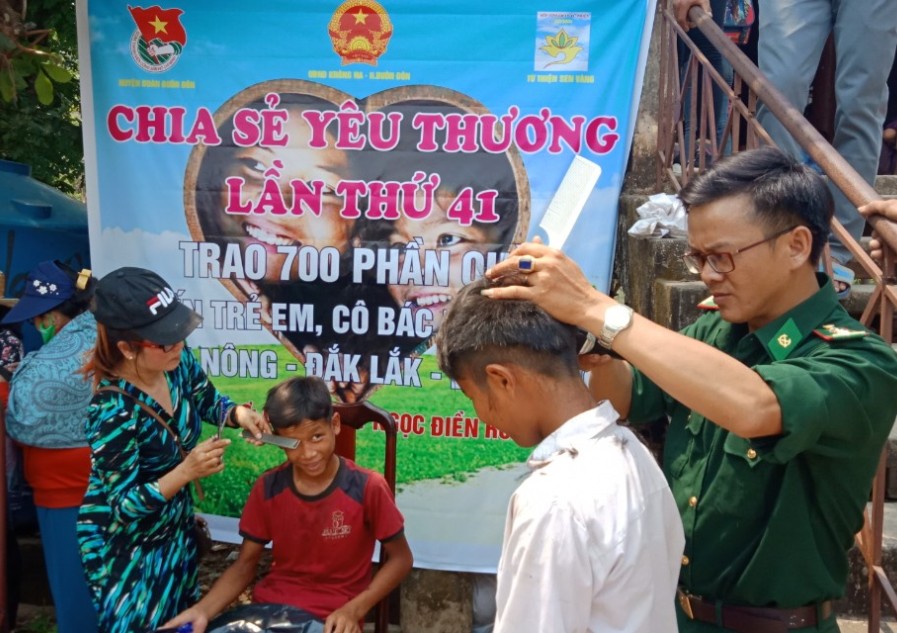 Các đơn vị cắt tóc miễn phí cho học sinh nghèo trên địa bàn xã Krông Na