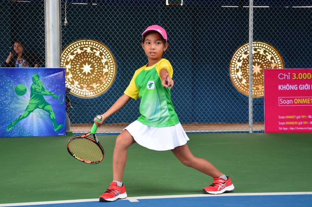 Tay vợt năng khiếu nhi đồng Nguyễn Ngọc Đông Nhi (Hưng Thịnh TP. Hồ Chí Minh) tranh tài ở lứa tuổi U.10.