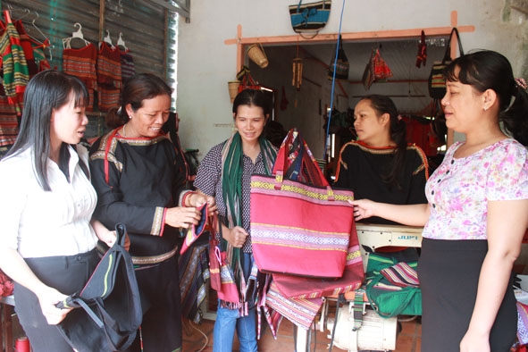 Phụ nữ dân tộc thiểu số xã Ea Kao, TP. Buôn Ma Thuột giữ gìn, phát huy nghề dệt truyền thống.  Ảnh: N. Xuân