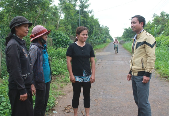 Cán bộ phòng Dân tộc huyện Ea Kar thăm hỏi đời sống người dân buôn Ea Gar,  xã Cư Ni, huyện Ea Kar