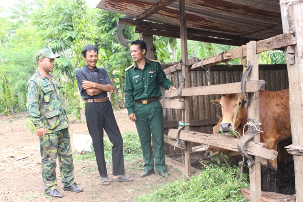 Cán bộ Tiểu đoàn 303 (Trung đoàn 584, Bộ CHQS tỉnh) thăm, động viên gia đình ông Nguyễn Hữu Nghị phát triển kinh tế. 