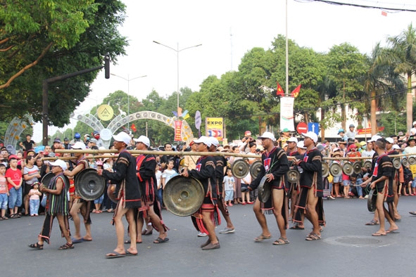 Đội chiêng huyện Ea Súp trình diễn tại Lễ hội đường phố trong khuôn khổ Lễ hội Cà phê  Buôn Ma Thuột lần thứ 7 năm 2019.