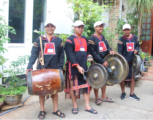 Đội chiêng J'rai của huyện Ea Súp luyện tập trước giờ biểu diễn tại Lễ hội Cà phê Buôn Ma Thuột lần thứ 7.