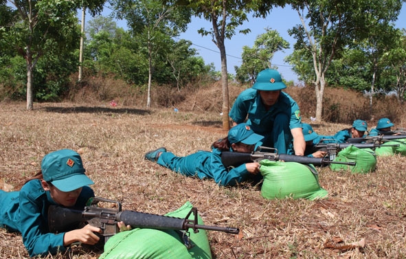 Các nữ chiến sĩ dân quân học tư thế nằm bắn súng AR15.