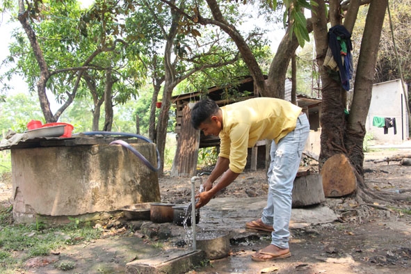 Người dân xã Bông Krang (Lắk) vui mừng khi được sử dụng nguồn nước hợp vệ sinh.    