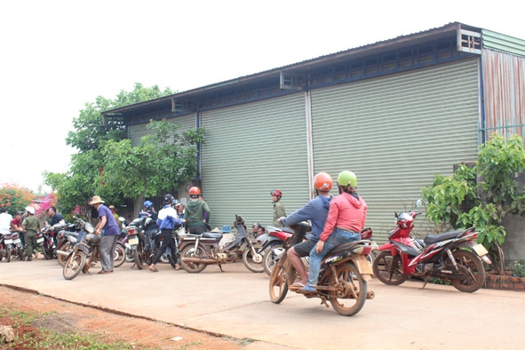 Người dân tập trung trước đại lý kinh doanh cà phê Thành Lớn, xã Ea  Nam, huyện Ea H'leo (chụp ngày 14-3). 