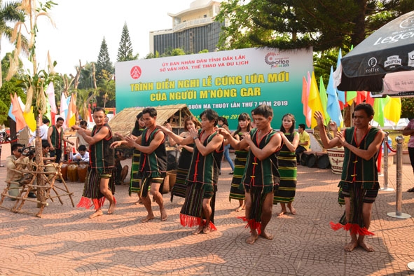  Người M'nông Gar  trình diễn nghi lễ Cúng  lúa mới trong dịp Lễ hội  Cà phê Buôn Ma Thuột lần thứ 7  năm 2019.  