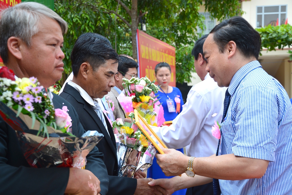 Ông Đinh Xuân Diệu, Chủ tịch UBND huyện Krông Pắc tặng Giấy khen cho các cá nhân, tập thể.