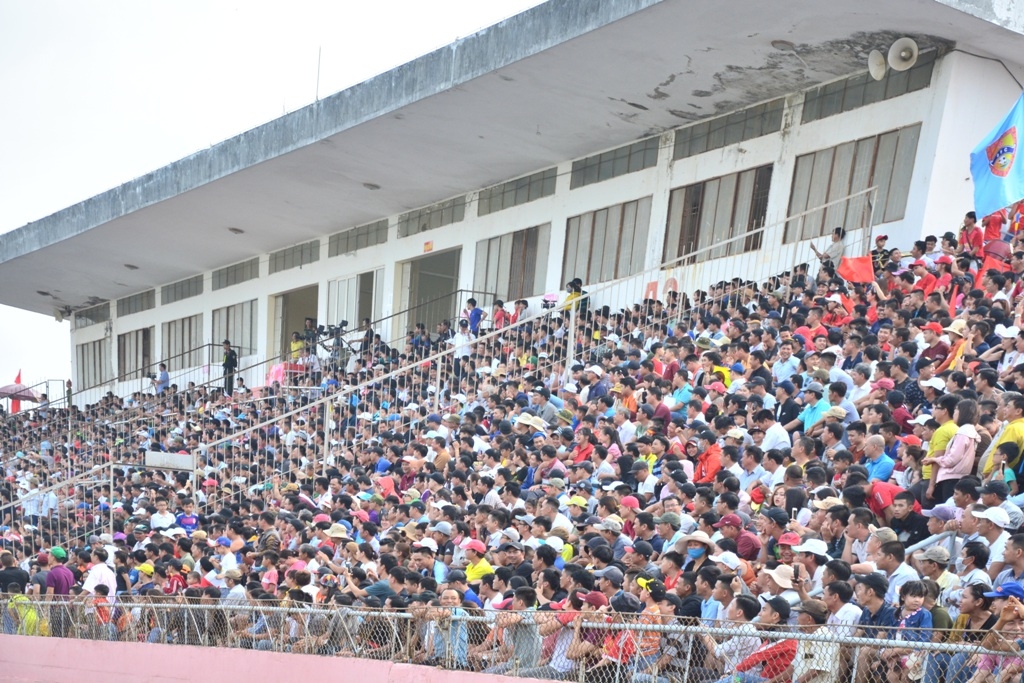 Rất đông khán giả đến theo dõi trận đấu.