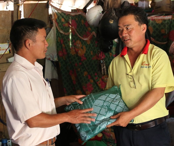 Trưởng trạm Y tế xã Ea Dăh Trần Văn Hiển tặng màn chống muỗi kết hợp tuyên truyền về cách phòng, chống bệnh sốt rét cho người dân thôn Giang Đông.