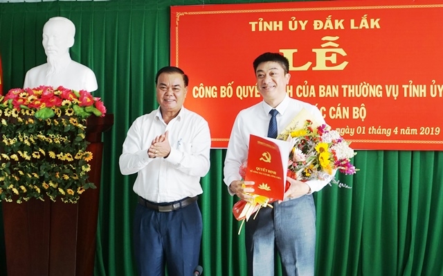 Bí thư Tỉnh ủy Ê ban Y Phu trao Quyết định chỉ định bổ sung cho đồng chí Từ Thái Giang. 