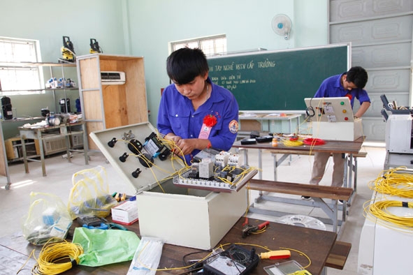 Trường Cao đẳng Kỹ thuật Đắk Lắk chú trọng đào tạo kỹ năng thực tế cho học sinh, sinh viên.  