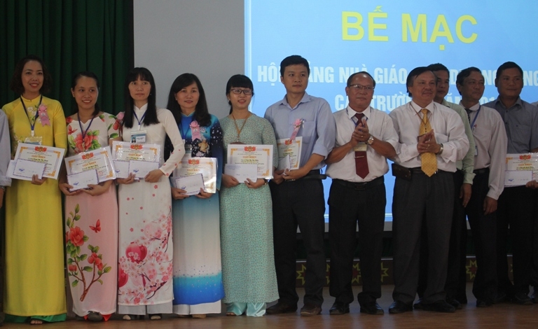 Ban tổ chức trao Giấy khen tặng các giáo viên có thành tích tốt tại hội giảng.
