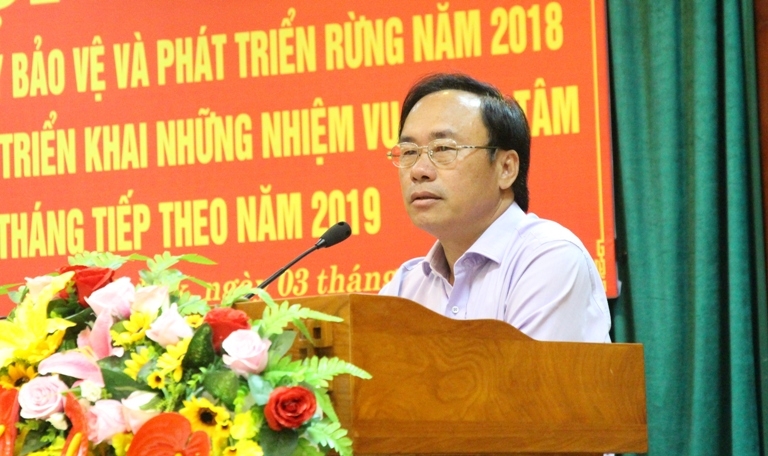 Chủ tịch UBND huyện MĐrắk Hòa Quang Khiêm báo cáo công tác quản lý, bảo vệ rừng của địa phương.