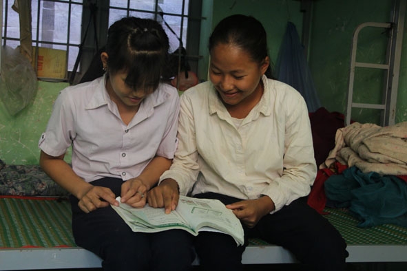 Em Dương Thị Gào (phải) cùng bạn ôn tập bài. 