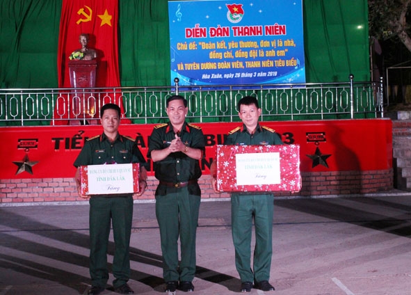 Thượng tá Võ Văn Minh, Phó Chính ủy Bộ CHQS tỉnh trao quà tặng cán bộ, chiến sĩ Tiểu đoàn 303.   