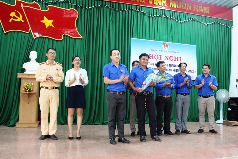 Đại diện CLB lý luận trẻ huyện Krông Ana nhận hoa từ Bí thư huyện Đoàn