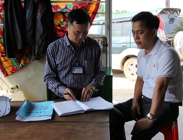 Cán bộ ngành thuế kiểm tra thực tế tại một doanh nghiệp trên địa bàn huyện Krông Pắc