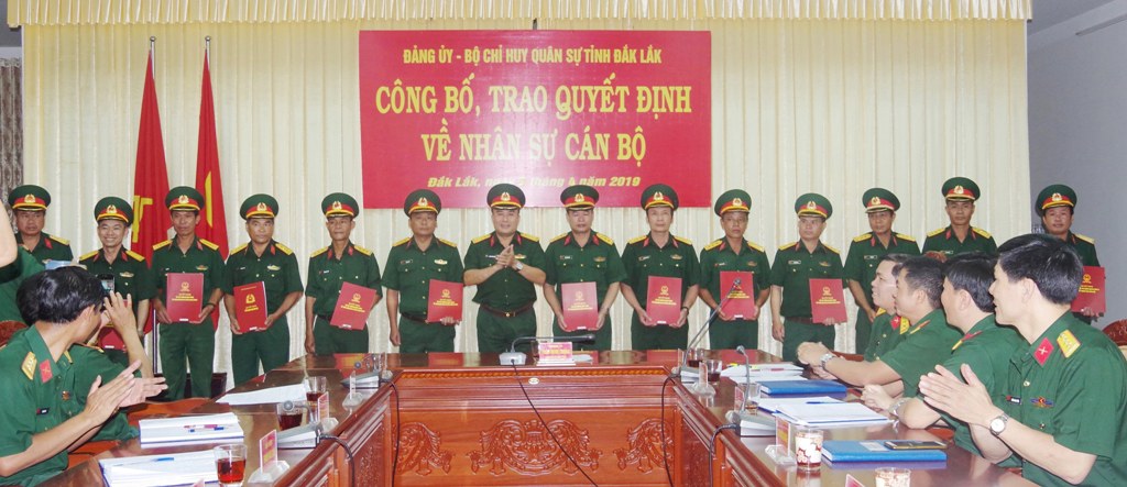 Thượng tá Trần Minh Trọng trao quyết định cho các cán bộ