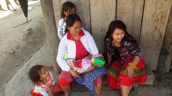 Chị Sùng Thị Pà (thôn Ea Uôl) có 8 đứa con gái nhưng vẫn muốn sinh thêm. 
