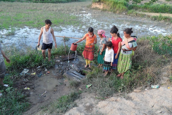 Nhiều gia đình người Hmông phải dùng nguồn nước không hợp vệ sinh.  
