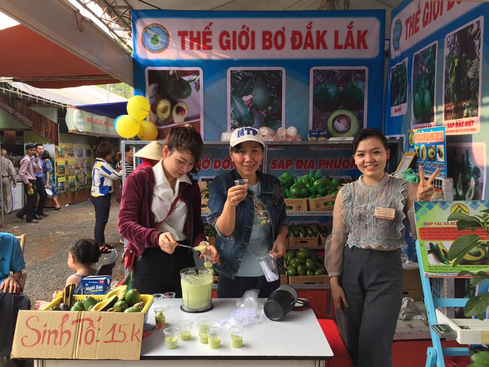 Sản phẩm của HTX Bơ Đại Hùng tham gia một hội chợ thương mại trên địa bàn tỉnh