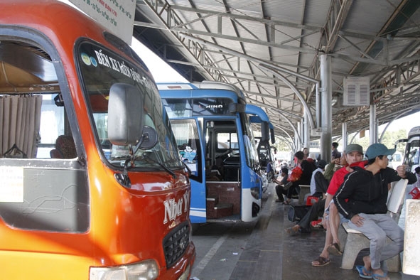 Hành khách chờ đến giờ khởi hành tại Bến xe Liên tỉnh Đắk Lắk. 
